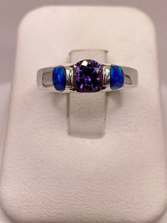 Anillo Solitario de Plata Ley 925 con Ópalo de Fuego y Zirconia Lila — vista lateral
