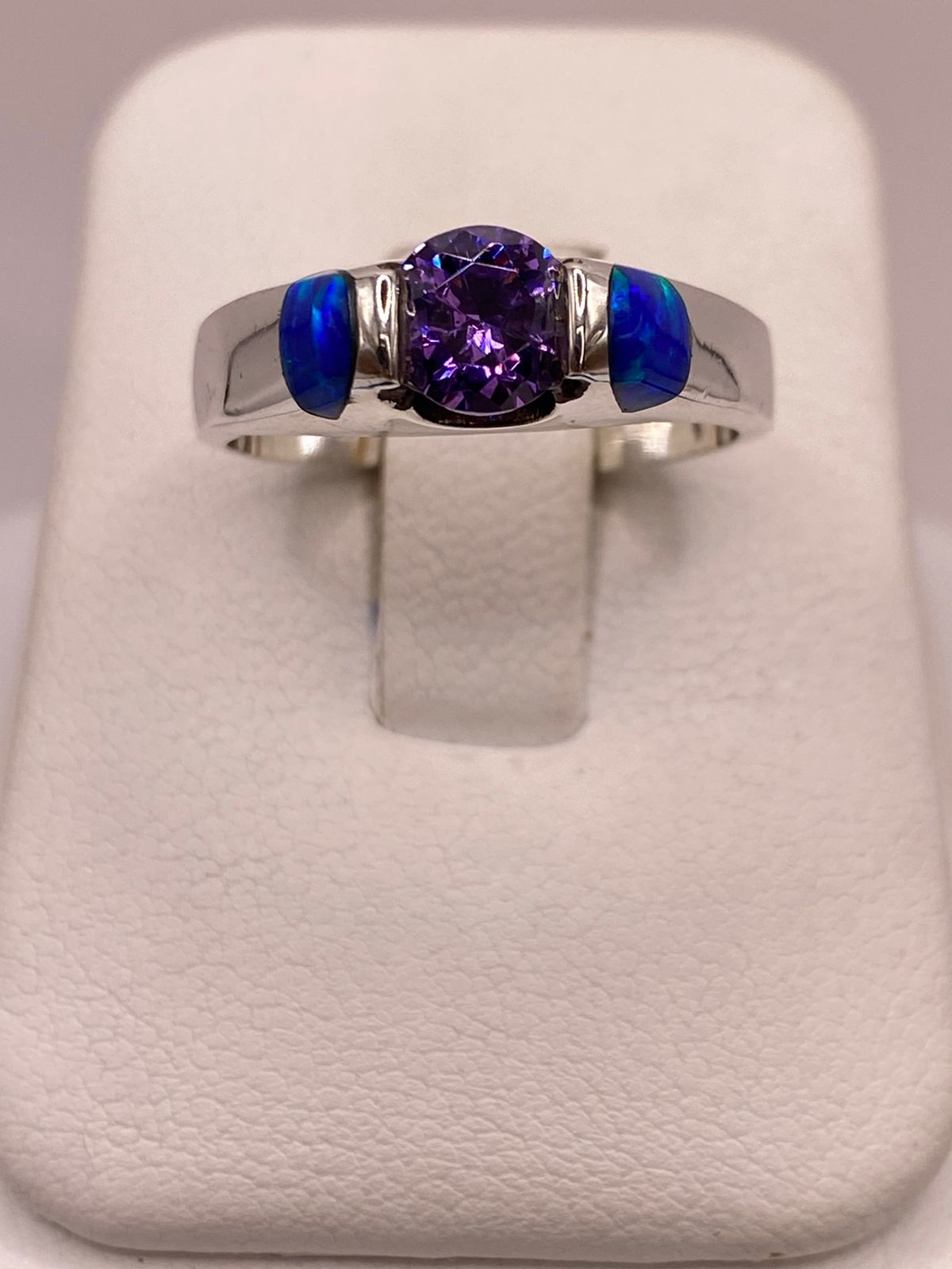 Anillo Solitario de Plata Ley 925 con Ópalo de Fuego y Zirconia Lila, vista lateral