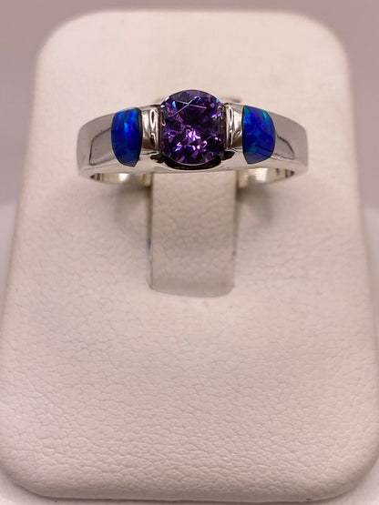 Anillo Solitario de Plata Ley 925 con Ópalo de Fuego y Zirconia Lila, vista lateral