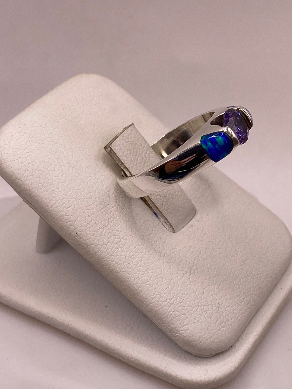 Anillo Solitario de Plata Ley 925 con Ópalo de Fuego y Zirconia Lila, vista frontal