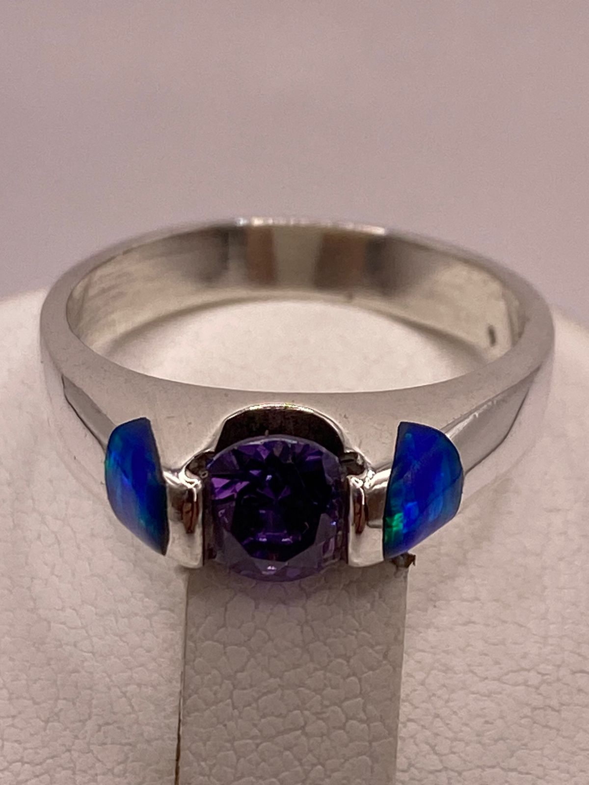 Anillo Solitario de Plata Ley 925 con Ópalo de Fuego y Zirconia Lila, sello de autenticidad Plata Ley .925