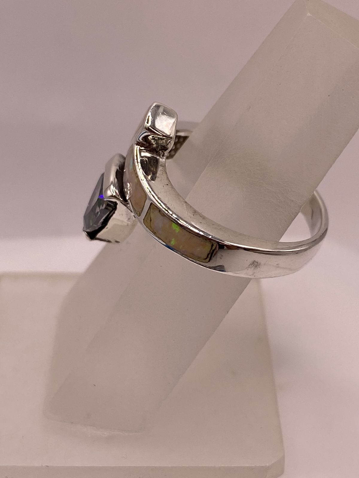 Anillo Solitario de Plata Ley 925 con Ópalo de Fuego y Zirconia Tornasol, vista lateral