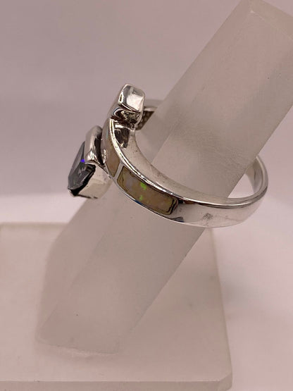Anillo Solitario de Plata Ley 925 con Ópalo de Fuego y Zirconia Tornasol, vista lateral