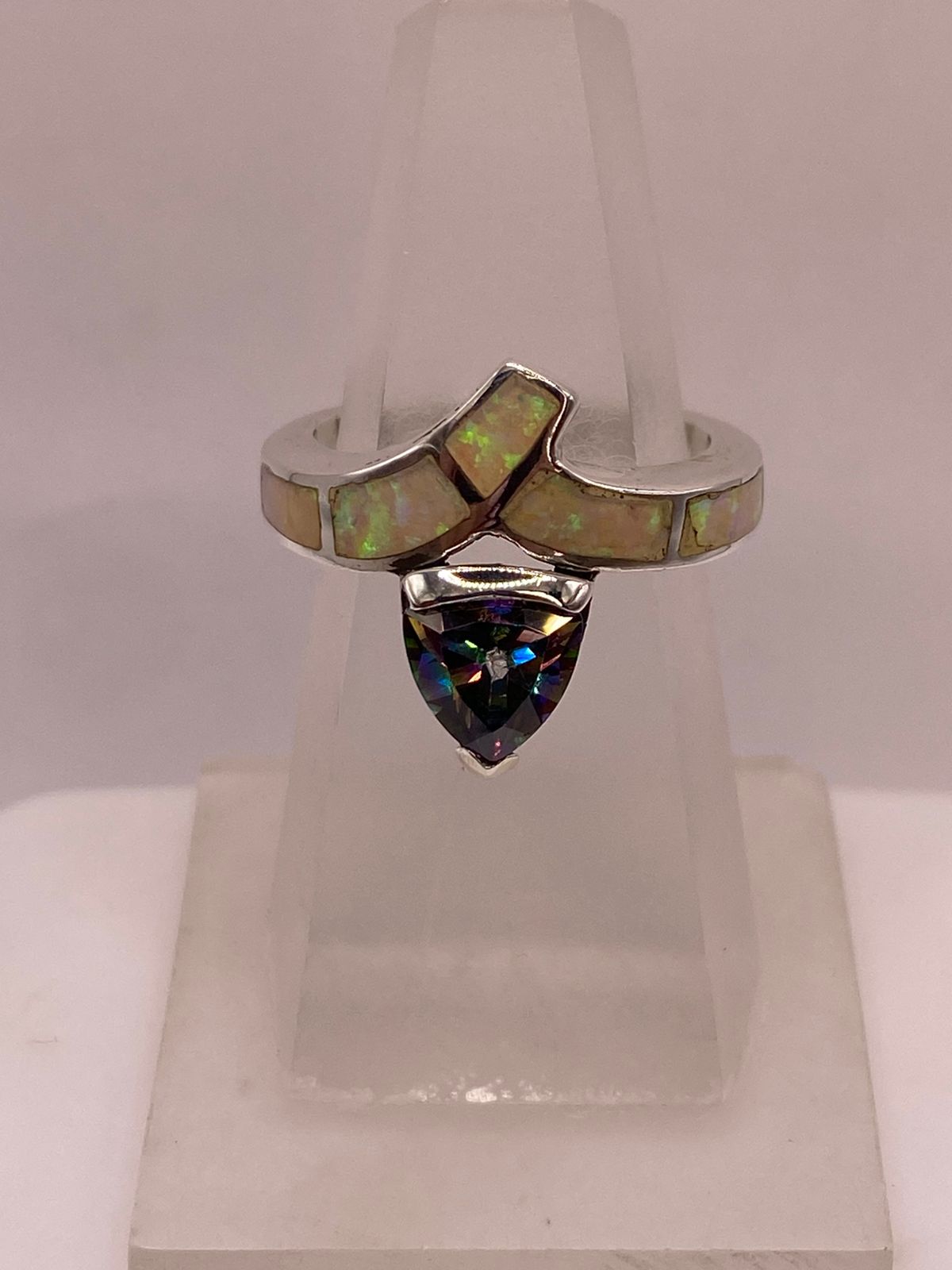 Anillo Solitario de Plata Ley 925 con Ópalo de Fuego y Zirconia Tornasol — vista lateral