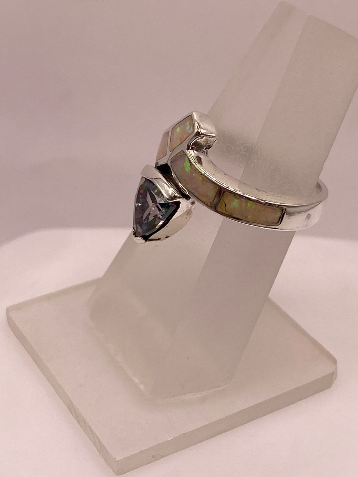 Anillo Solitario de Plata Ley 925 con Ópalo de Fuego y Zirconia Tornasol, vista frontal