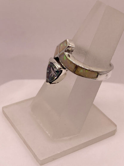 Anillo Solitario de Plata Ley 925 con Ópalo de Fuego y Zirconia Tornasol, vista frontal