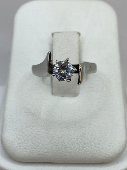 Anillo Solitario de Plata Ley 925 con Zirconia Transparente — detalle de acabado