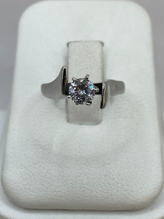 Anillo Solitario de Plata Ley 925 con Zirconia Transparente — detalle de acabado