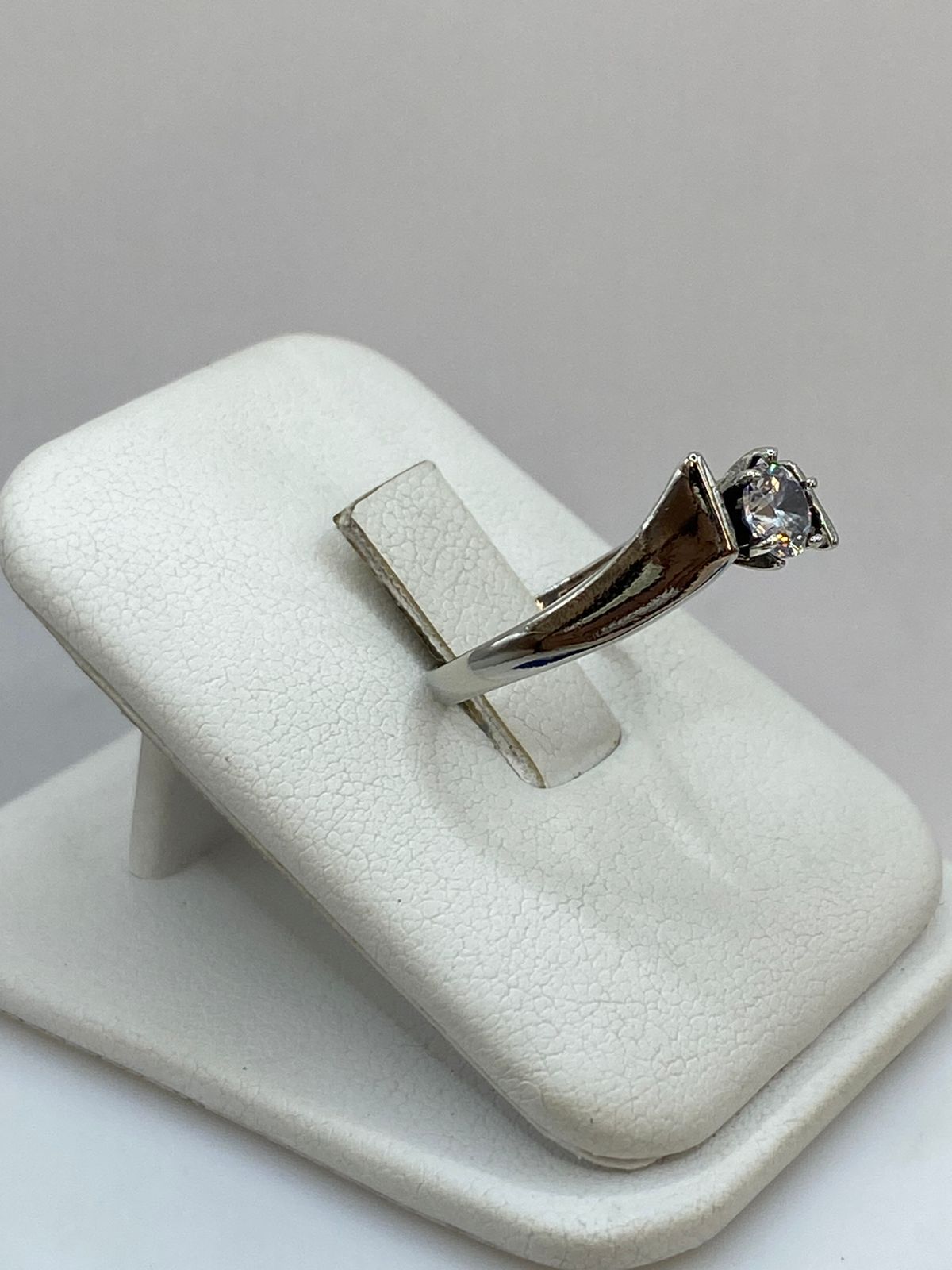 Anillo Solitario de Plata Ley 925 con Zirconia Transparente, vista frontal