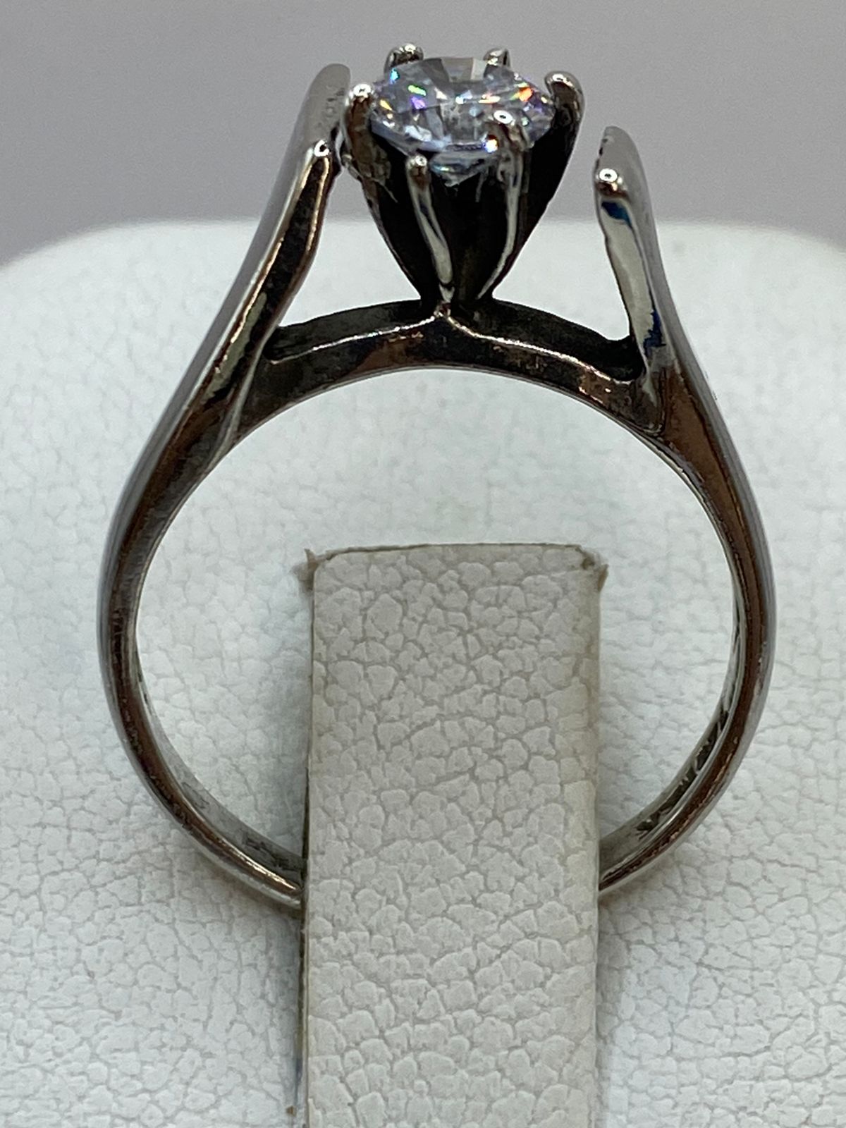 Anillo Solitario de Plata Ley 925 con Zirconia Transparente, vista posterior