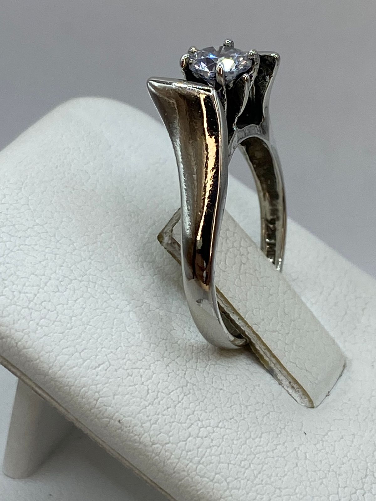 Anillo Solitario de Plata Ley 925 con Zirconia Transparente, vista superior