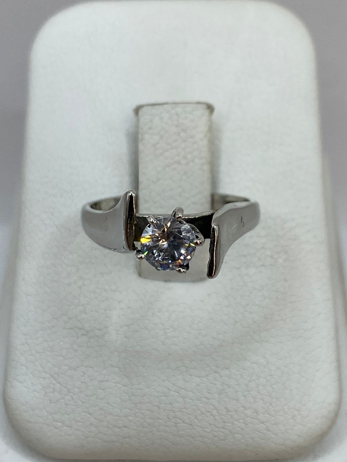 Anillo Solitario de Plata Ley 925 con Zirconia Transparente, vista de detalle
