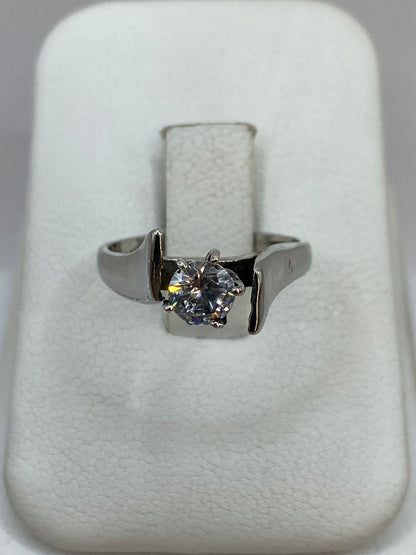 Anillo Solitario de Plata Ley 925 con Zirconia Transparente, vista de detalle