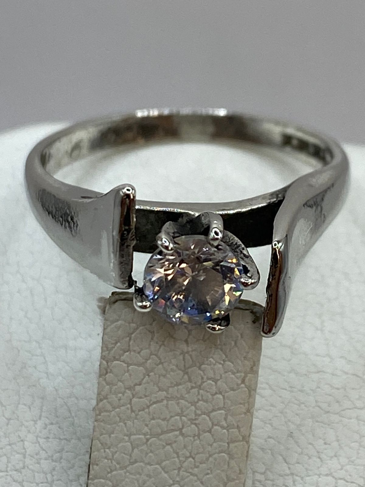 Anillo Solitario de Plata Ley 925 con Zirconia Transparente, sello de autenticidad Plata Ley .925