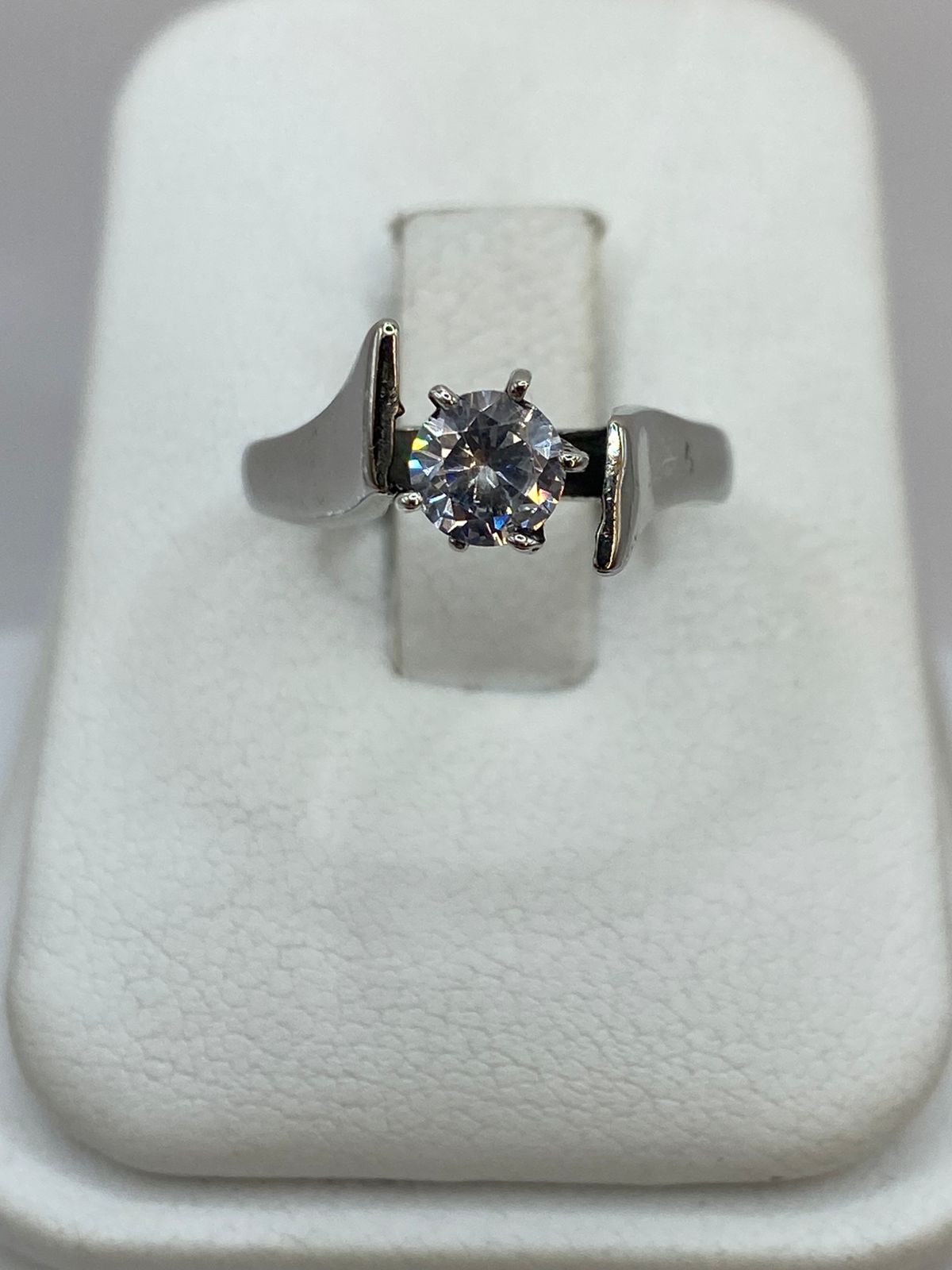 Anillo Solitario de Plata Ley 925 con Zirconia Transparente, vista lateral