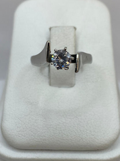 Anillo Solitario de Plata Ley 925 con Zirconia Transparente, vista lateral