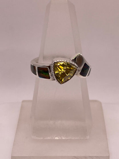 Anillo Solitario de Plata Ley 950 con Ópalo de Fuego Multicolor y Zirconia Amarilla en báscula mostrando peso
