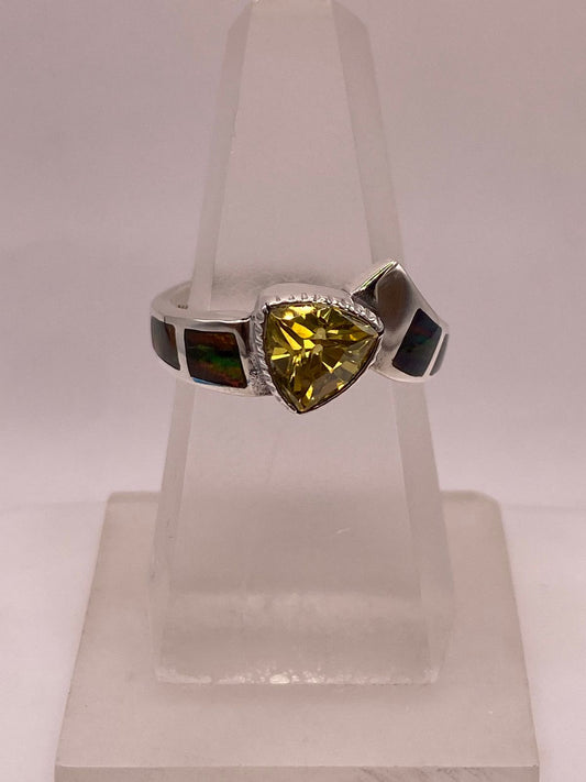 Anillo Solitario de Plata Ley 950 con Ópalo de Fuego Multicolor y Zirconia Amarilla en báscula mostrando peso