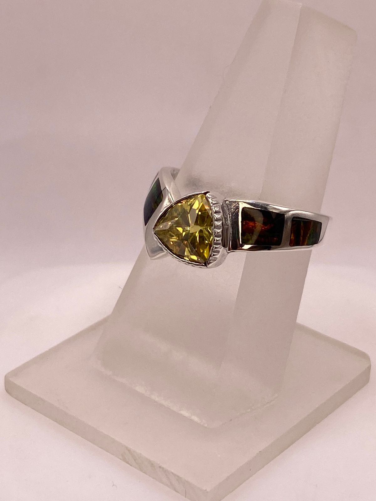 Anillo Solitario de Plata Ley 950 con Ópalo de Fuego Multicolor y Zirconia Amarilla, vista lateral