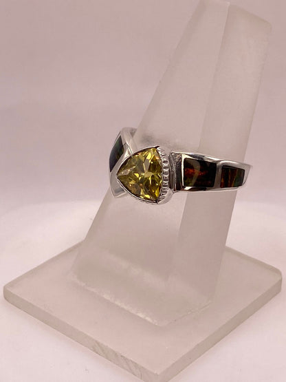 Anillo Solitario de Plata Ley 950 con Ópalo de Fuego Multicolor y Zirconia Amarilla, vista lateral