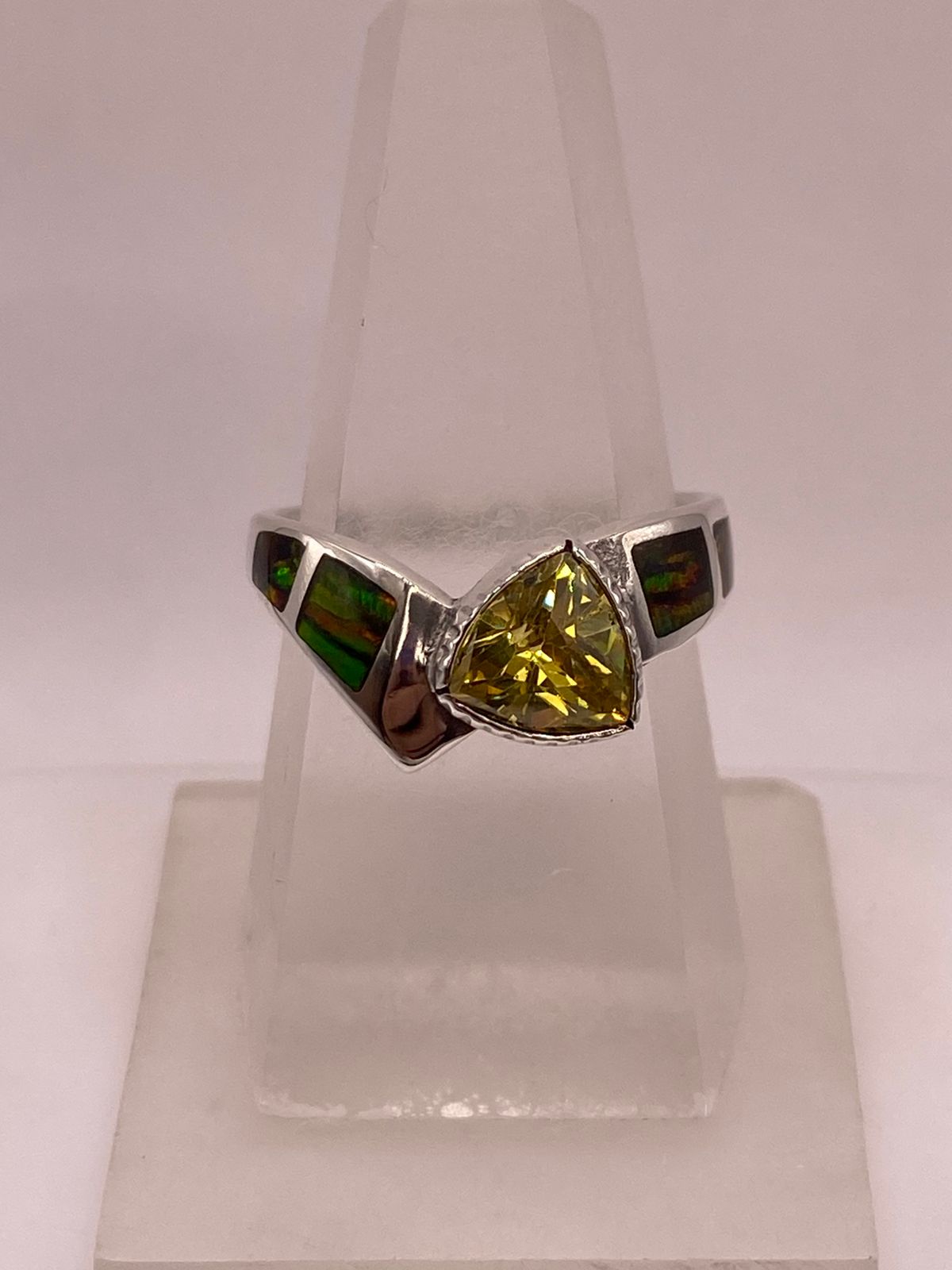 Anillo Solitario de Plata Ley 950 con Ópalo de Fuego Multicolor y Zirconia Amarilla, vista frontal