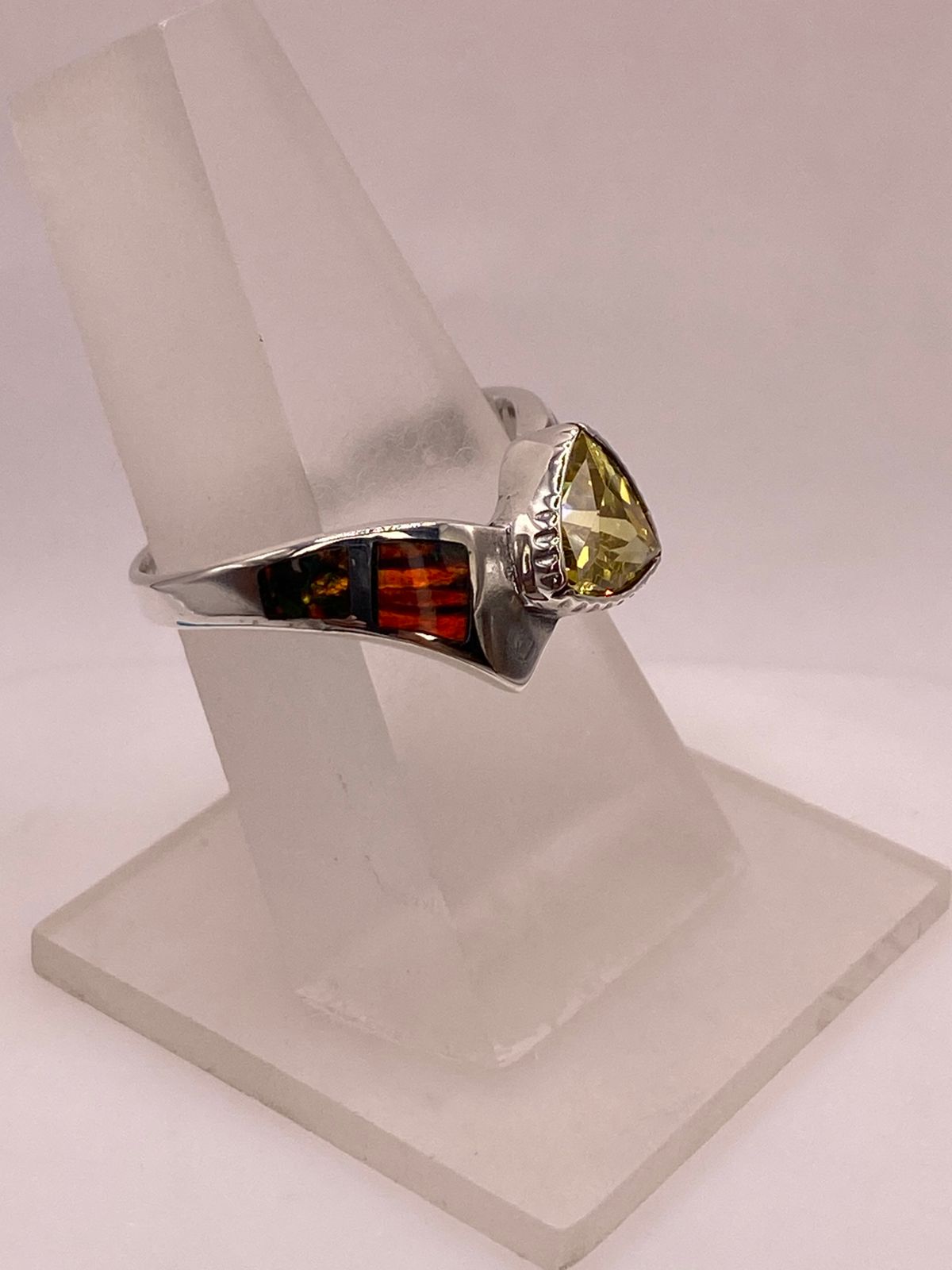 Anillo Solitario de Plata Ley 950 con Ópalo de Fuego Multicolor y Zirconia Amarilla, vista de detalle