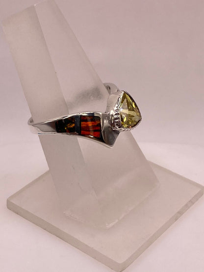Anillo Solitario de Plata Ley 950 con Ópalo de Fuego Multicolor y Zirconia Amarilla, vista de detalle