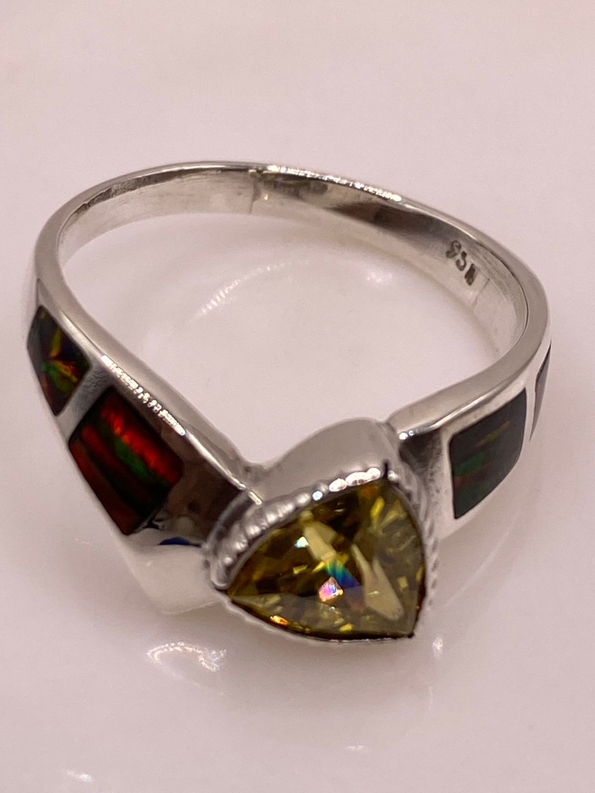 Anillo Solitario de Plata Ley 950 con Ópalo de Fuego Multicolor y Zirconia Amarilla, sello de autenticidad Plata Ley .925