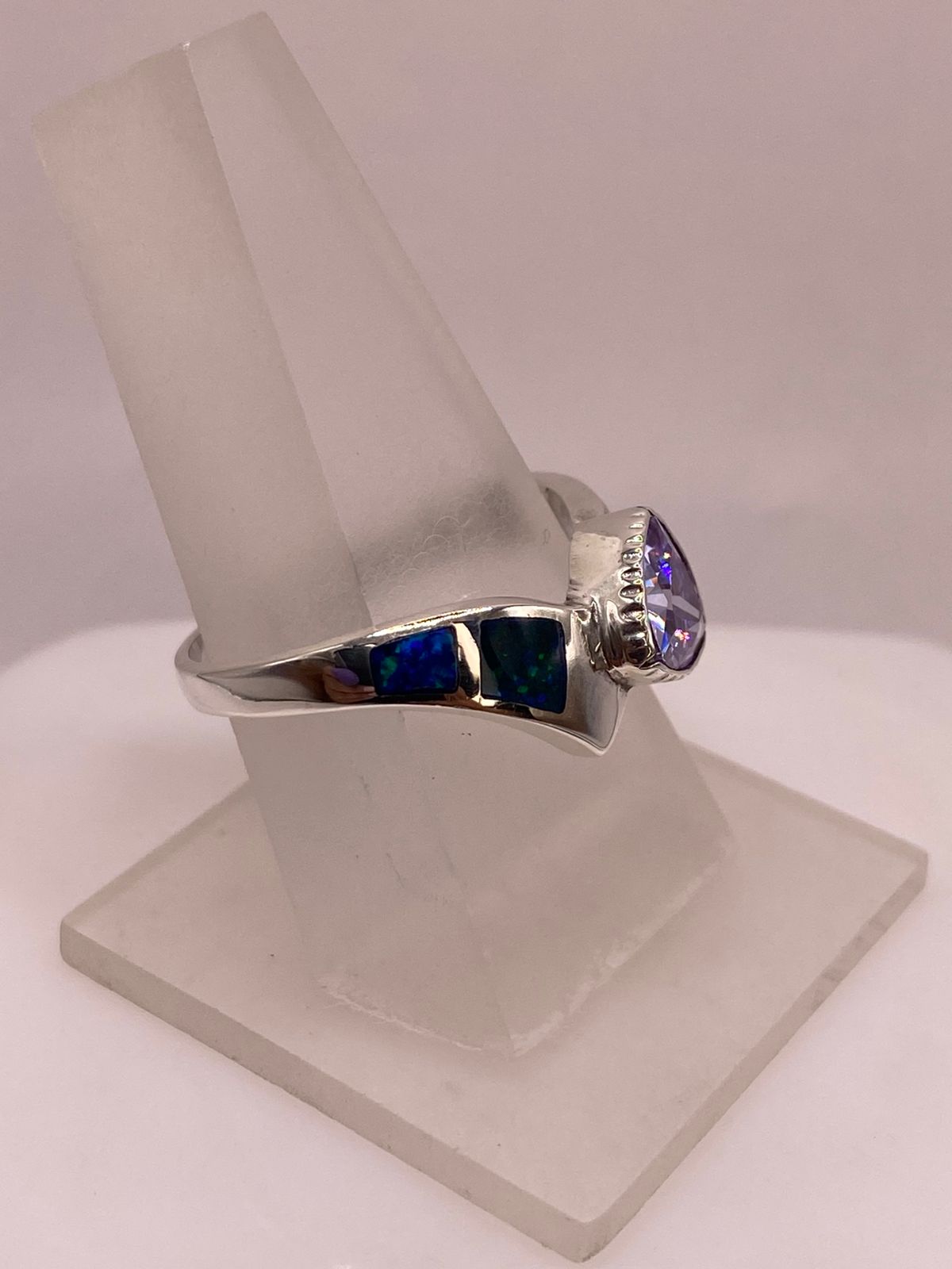 Anillo Solitario de Plata Ley 950 con Ópalo de Fuego y Zirconia, vista lateral