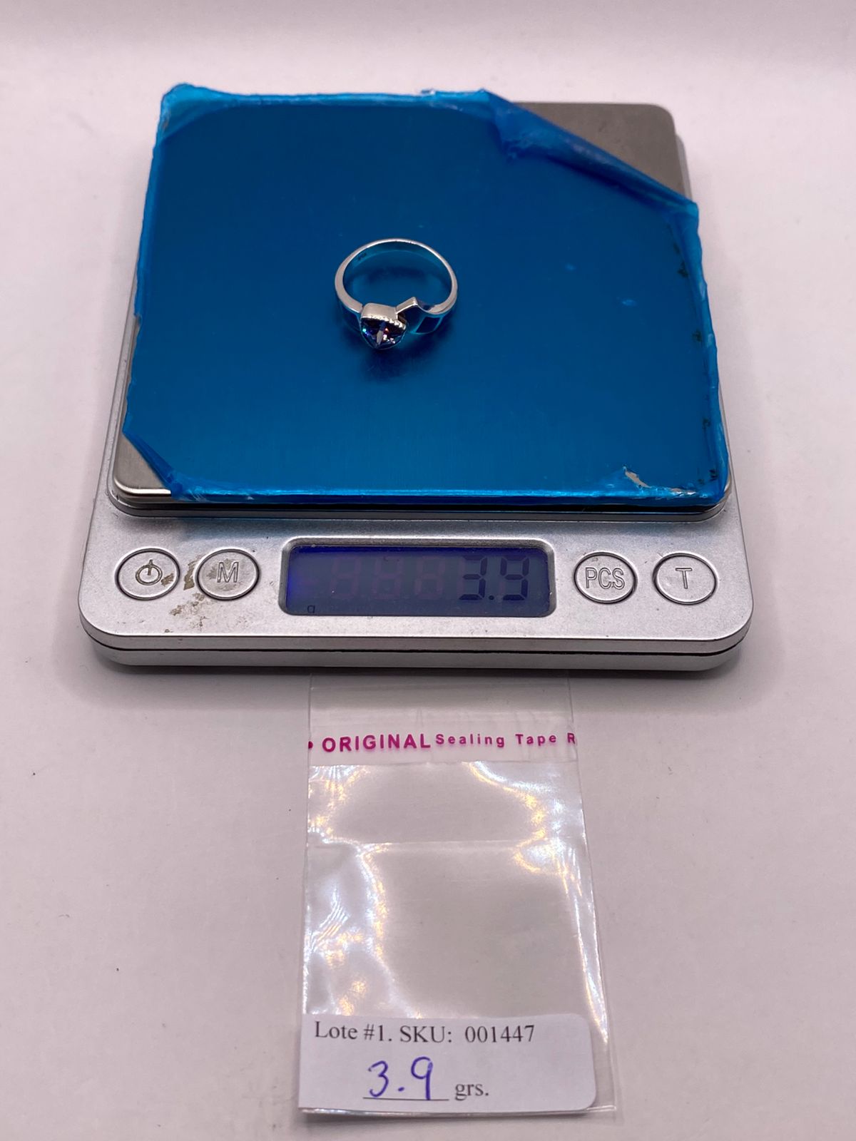 Anillo Solitario de Plata Ley 950 con Ópalo de Fuego y Zirconia, peso en gramos (báscula)