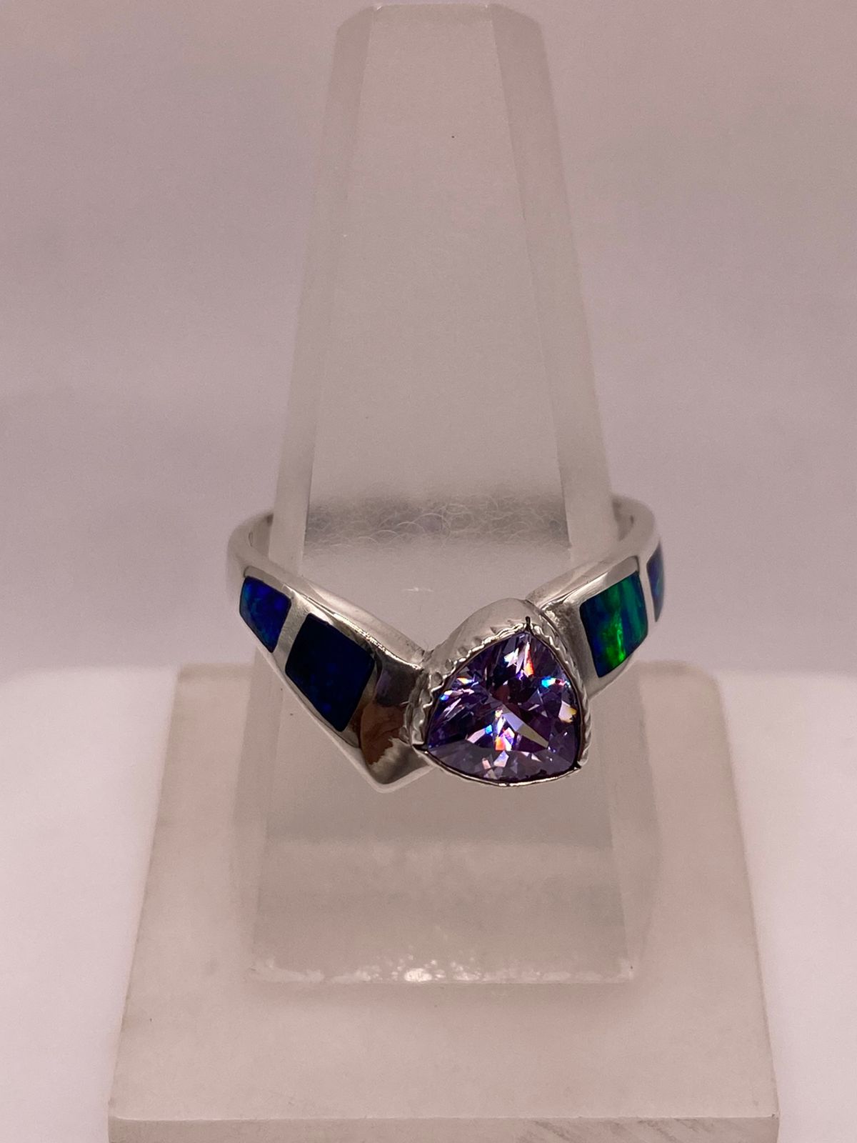 Anillo Solitario de Plata Ley 950 con Ópalo de Fuego y Zirconia, vista de detalle