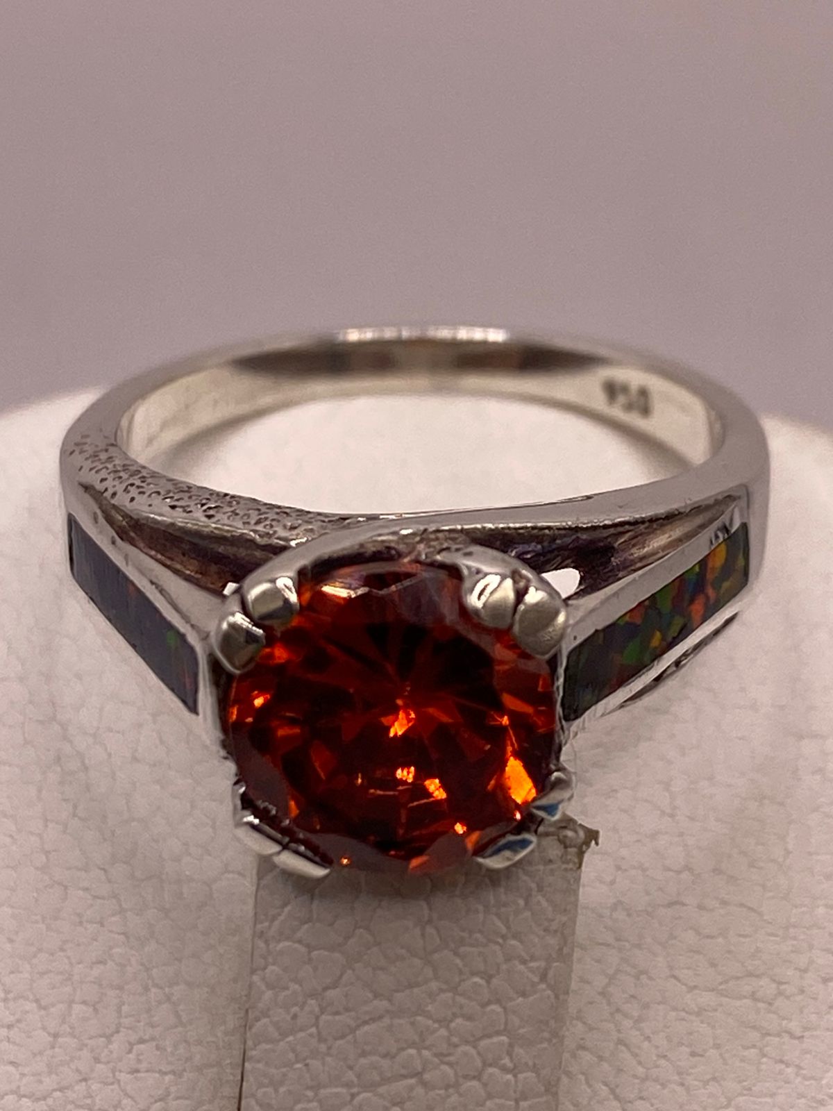 Anillo Solitario de Plata Ley 950 con Ópalo de Fuego y Zirconia, sello de autenticidad Plata Ley .925
