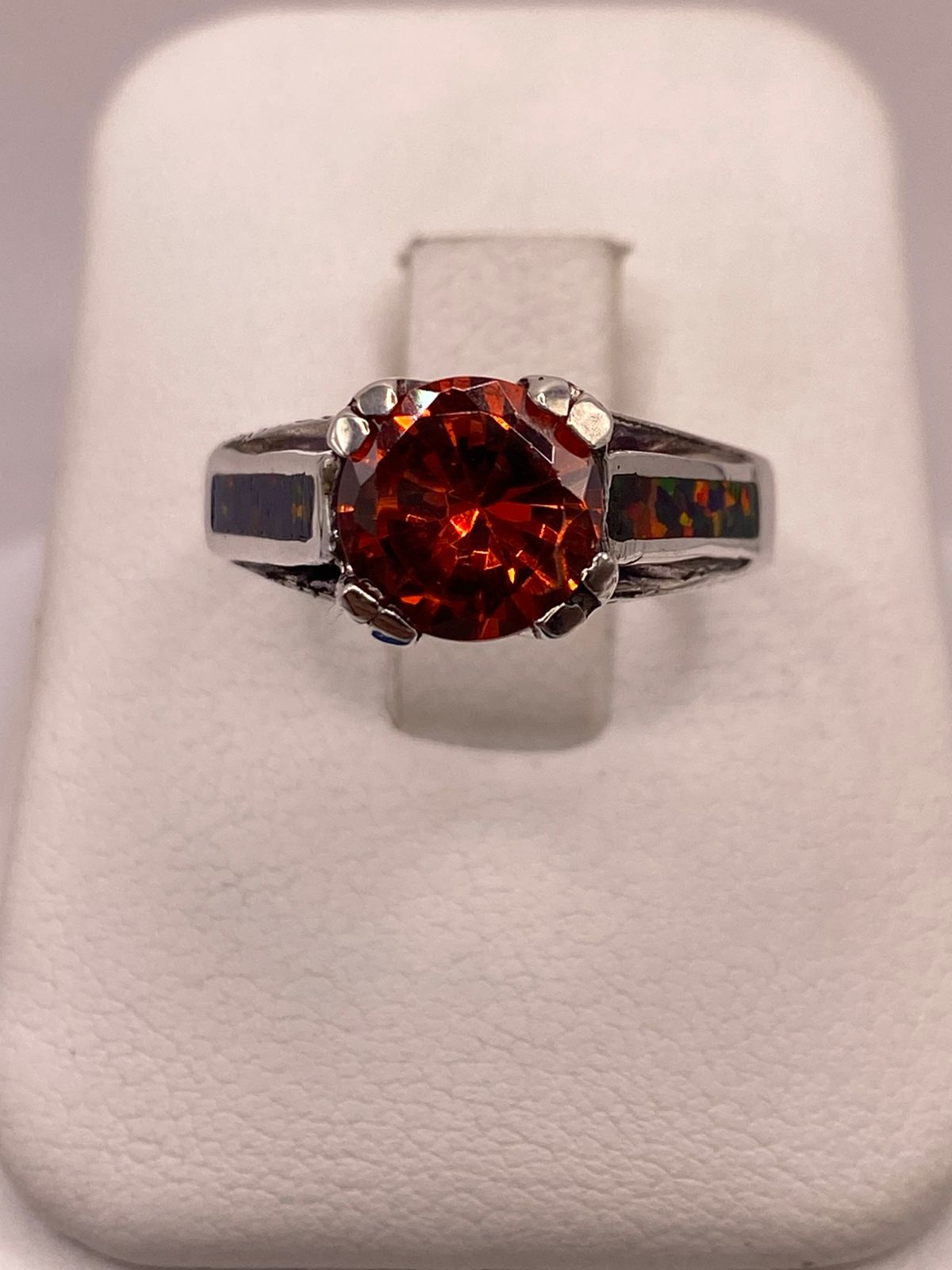 Anillo Solitario de Plata Ley 950 con Ópalo de Fuego y Zirconia — ángulo diagonal