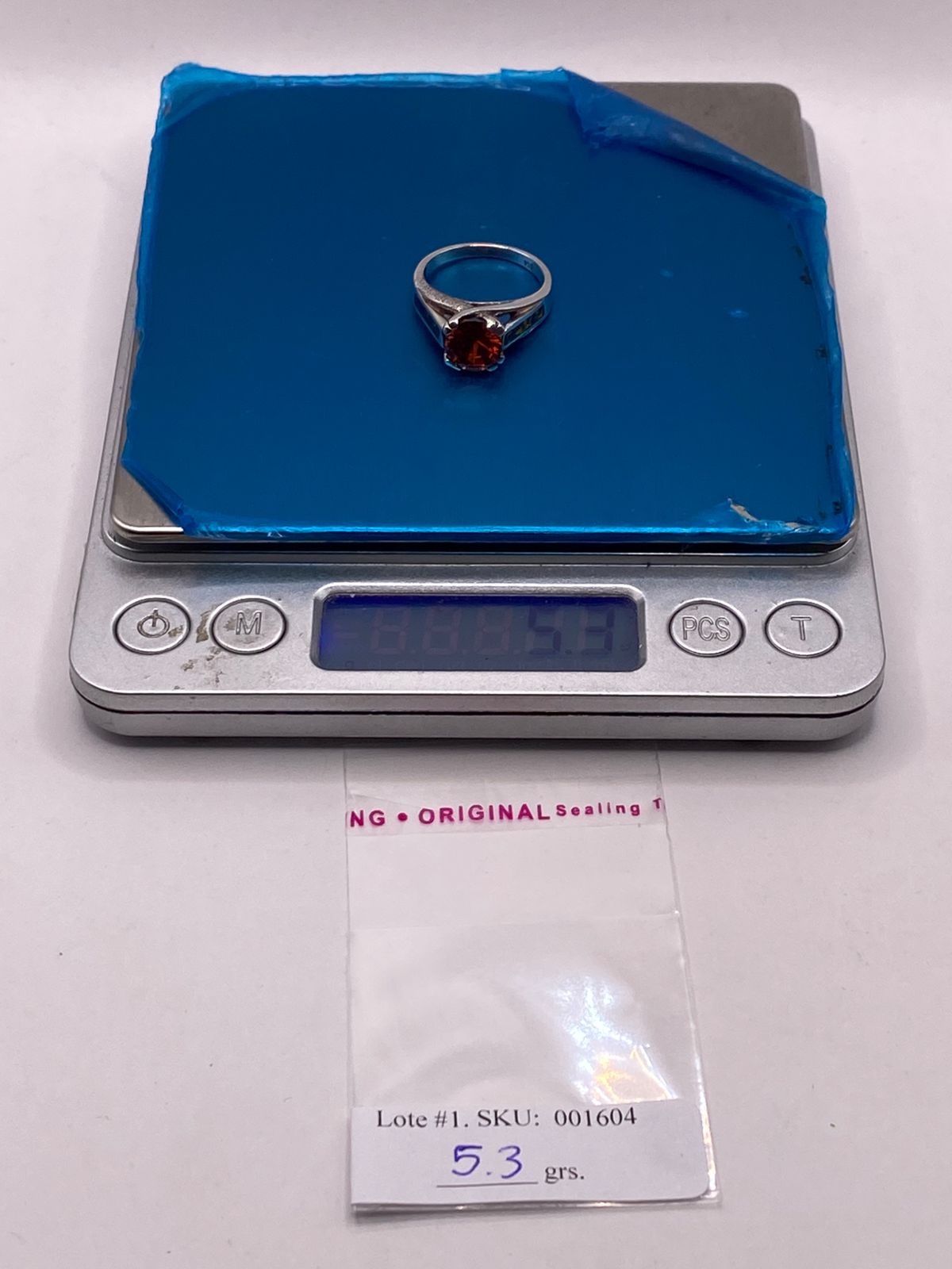 Anillo Solitario de Plata Ley 950 con Ópalo de Fuego y Zirconia, peso en gramos (báscula)