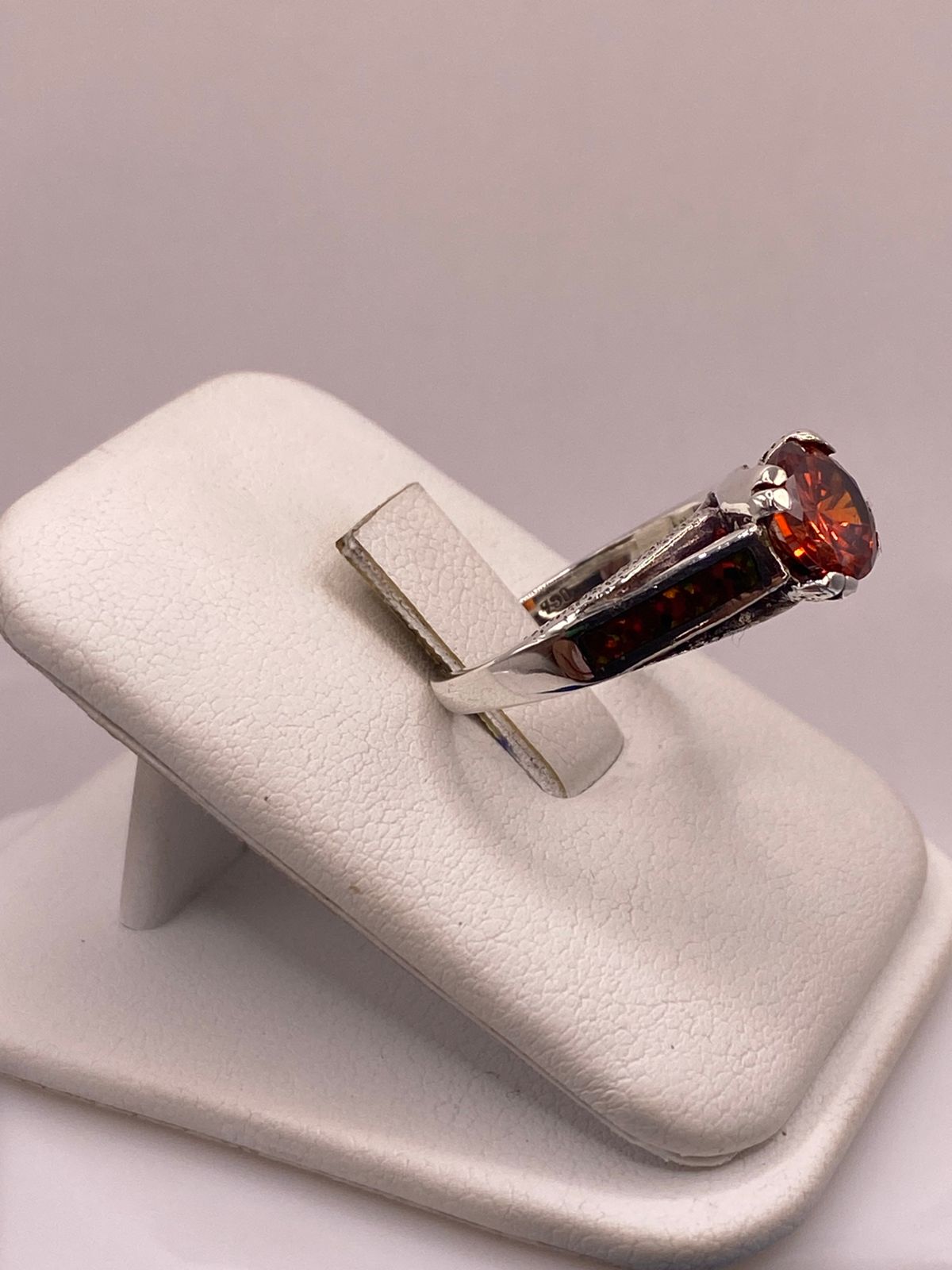 Anillo Solitario de Plata Ley 950 con Ópalo de Fuego y Zirconia, vista lateral