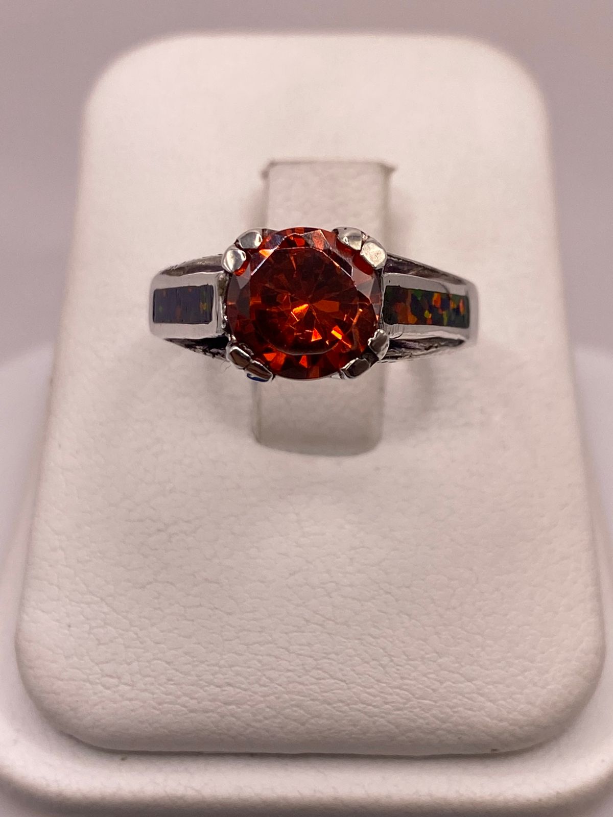 Anillo Solitario de Plata Ley 950 con Ópalo de Fuego y Zirconia, vista de detalle