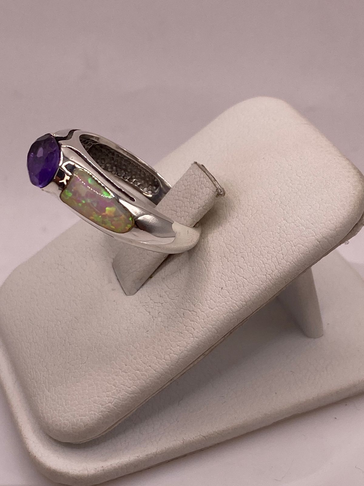 Anillo Solitario de Plata Ley 950 con Ópalo de Fuego y Zirconia, vista lateral