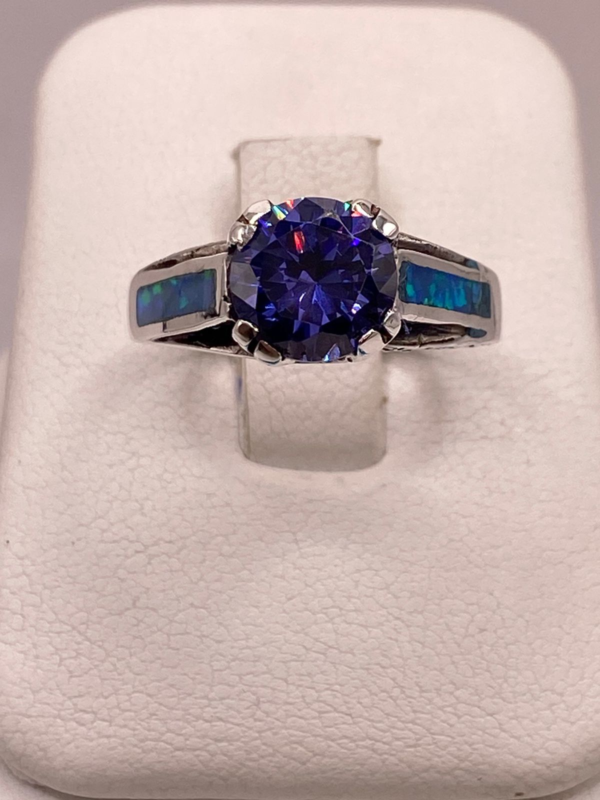 Anillo Solitario de Plata Ley 950 con Ópalo de Fuego y Zirconia Azul, vista de detalle