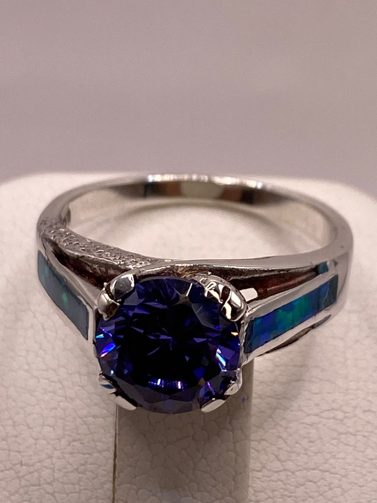 Anillo Solitario de Plata Ley 950 con Ópalo de Fuego y Zirconia Azul, vista superior