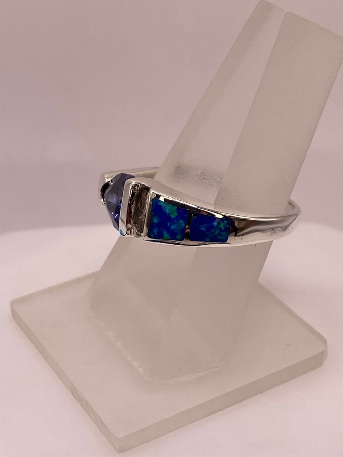 Anillo Solitario de Plata Ley 950 con Ópalo de Fuego y Zirconia Morada, vista lateral