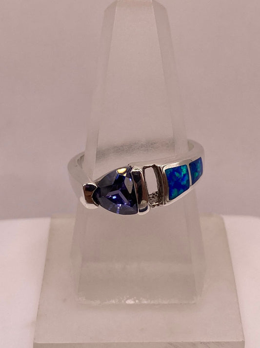 Anillo Solitario de Plata Ley 950 con Ópalo de Fuego y Zirconia Morada — ángulo diagonal