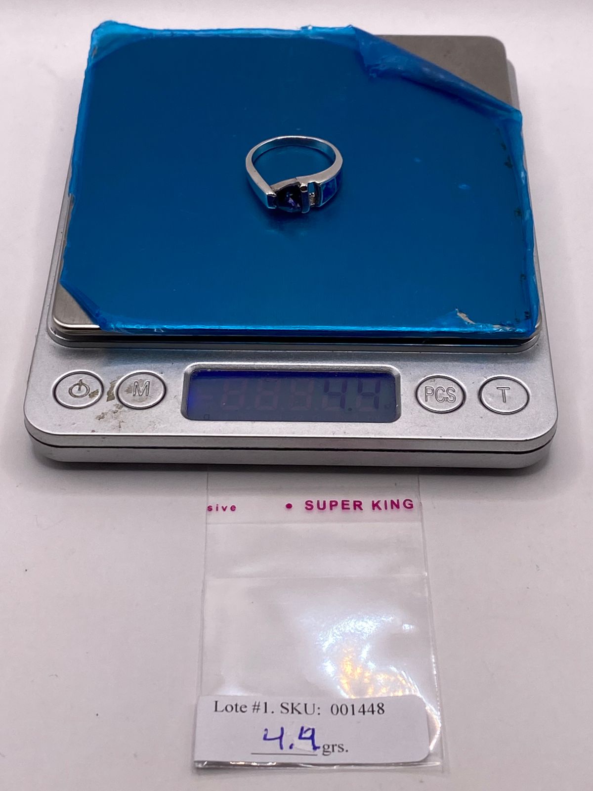 Anillo Solitario de Plata Ley 950 con Ópalo de Fuego y Zirconia Morada, peso en gramos (báscula)