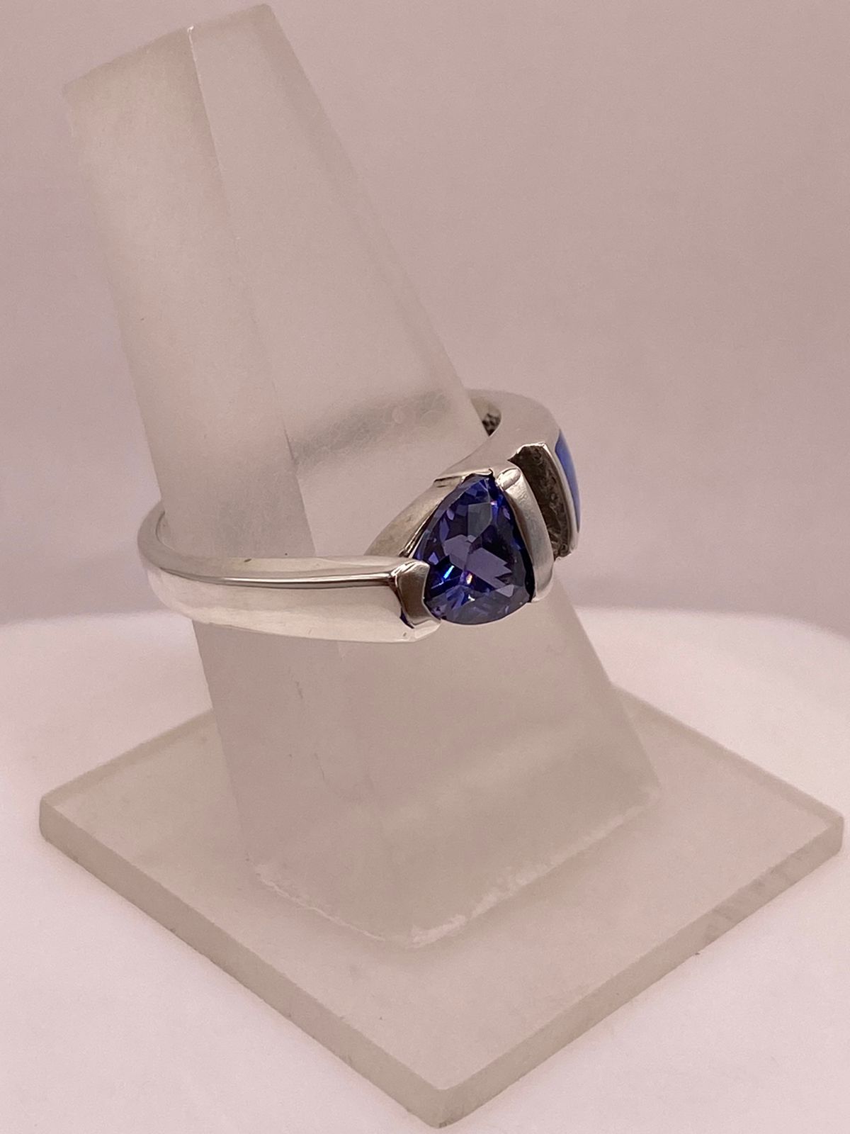Anillo Solitario de Plata Ley 950 con Ópalo de Fuego y Zirconia Morada, vista frontal