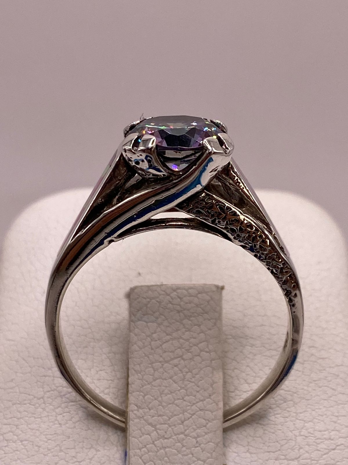 Anillo Solitario de Plata Ley 950 con Ópalo de Fuego y Zirconia Multicolor, vista frontal