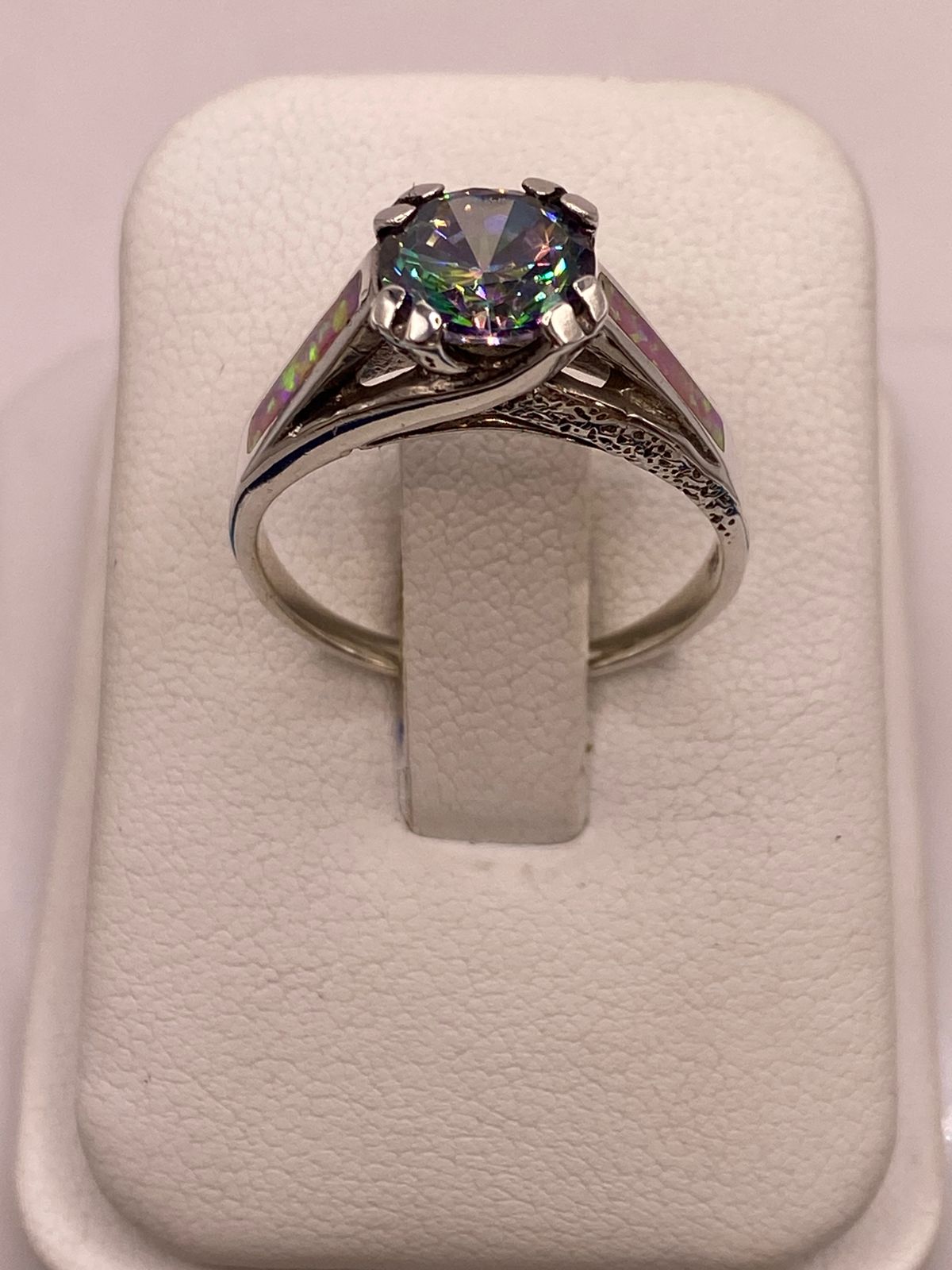 Anillo Solitario de Plata Ley 950 con Ópalo de Fuego y Zirconia Multicolor, vista lateral