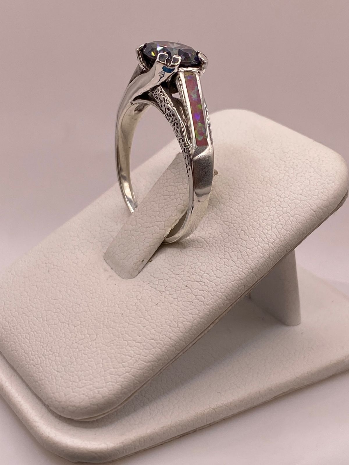Anillo Solitario de Plata Ley 950 con Ópalo de Fuego y Zirconia Multicolor, vista de detalle