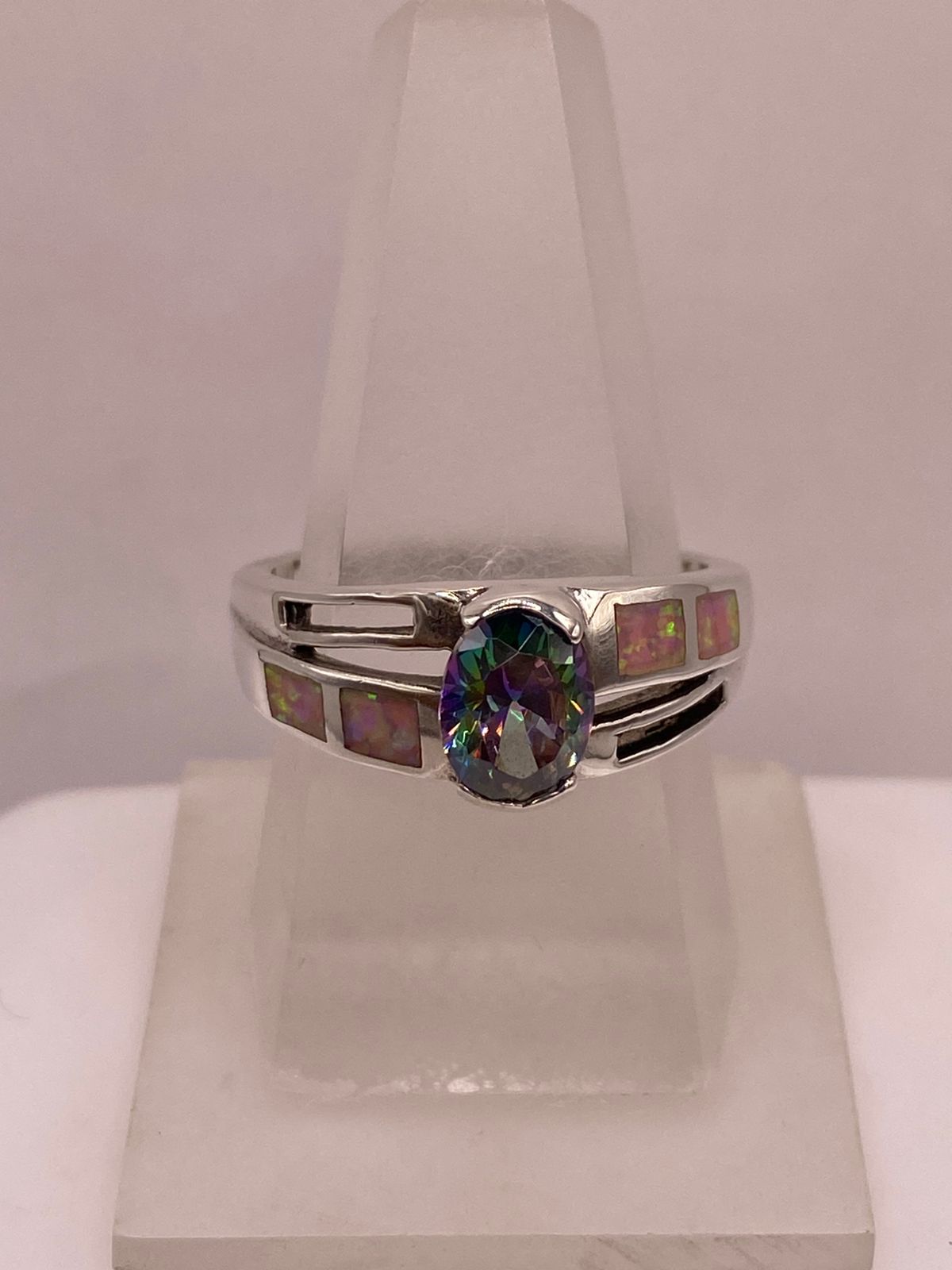 Anillo Solitario de Plata Ley 950 con Ópalo de Fuego y Zirconia Multicolor, vista de detalle