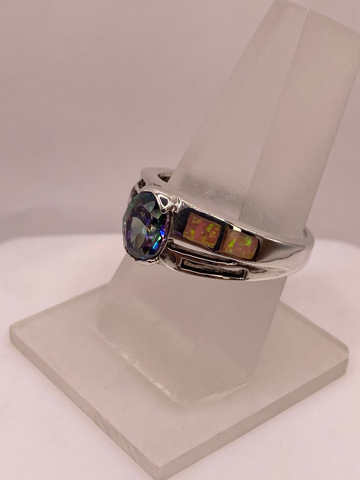 Anillo Solitario de Plata Ley 950 con Ópalo de Fuego y Zirconia Multicolor, vista lateral