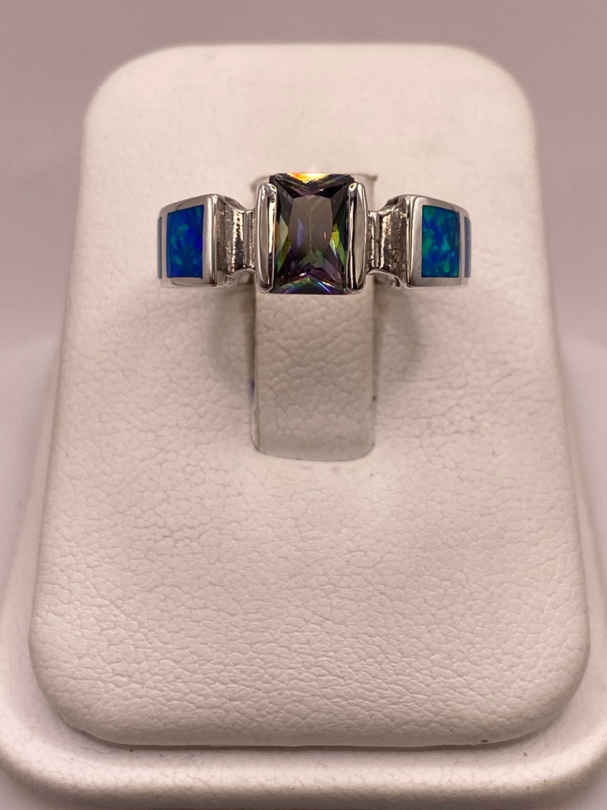 Anillo Solitario de Plata Ley 950 con Ópalo de Fuego y Zirconia Multicolor, vista frontal