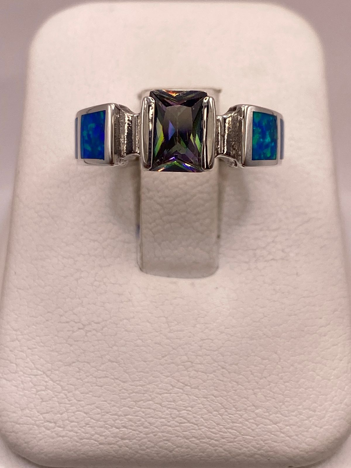 Anillo Solitario de Plata Ley 950 con Ópalo de Fuego y Zirconia Multicolor — ángulo diagonal